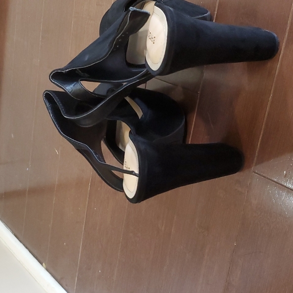 Heels - Picture 2 of 3